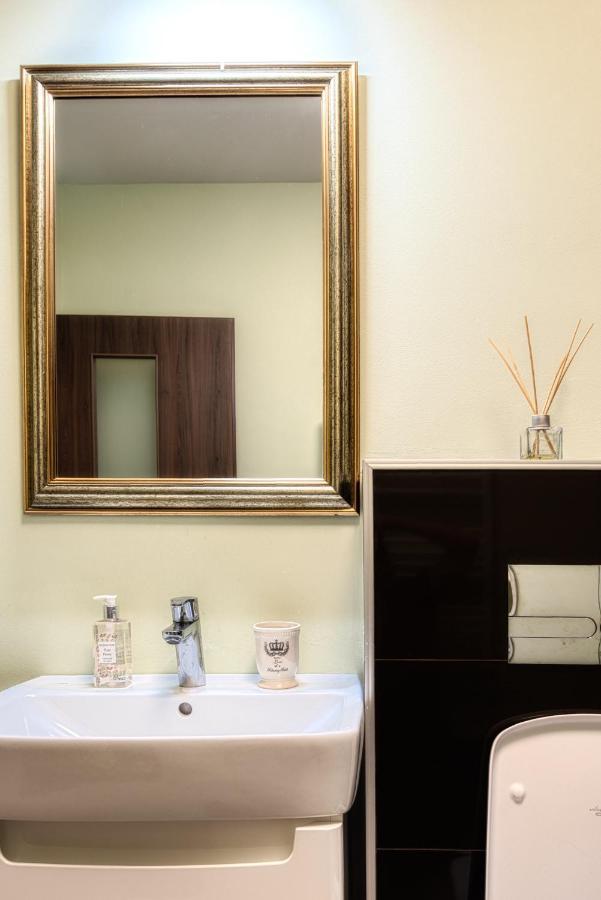 בראשוב Nature Apartment - Minutes Away From The Old Town And Afi Mall מראה חיצוני תמונה